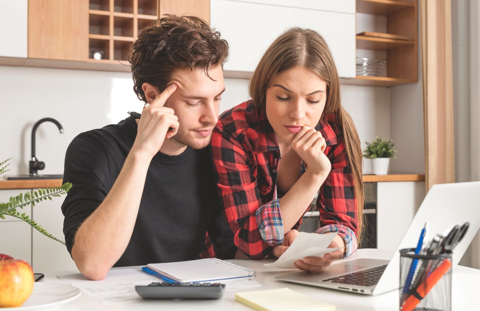 Couple budgeting and planning moving costs in Philadelphia NJ and Delaware